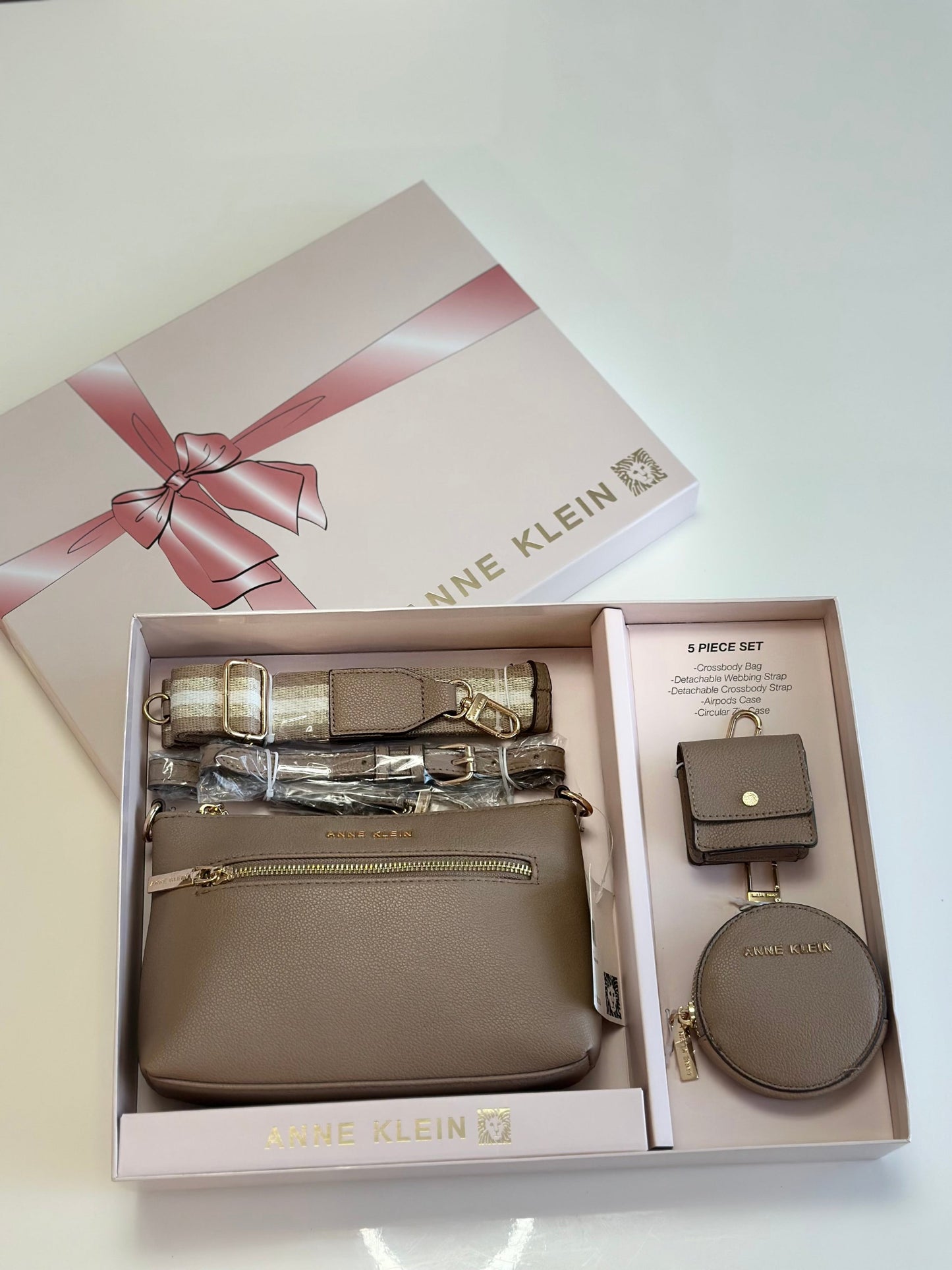 Ensemble 5 pièces ANNE KLEIN - Sac et accessoires.